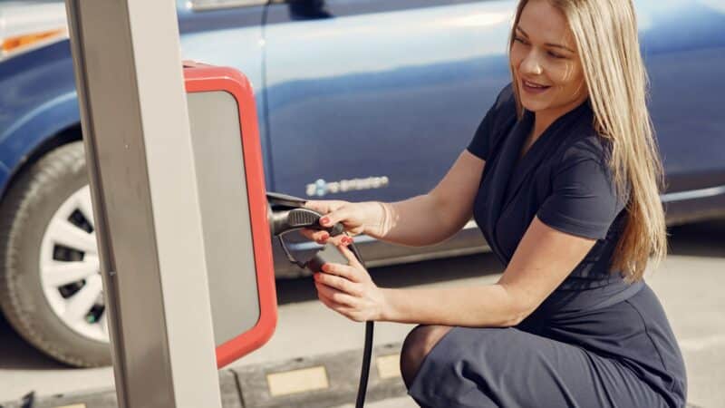 Elektromobilių įkrovimo tinklo plėtra: kodėl svarbu ruoštis dabar ir ką tai pakeis sąskaitose
