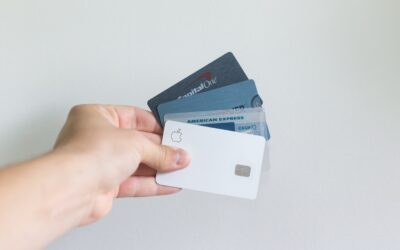 Elektroniniai pervedimai ir kortelės kelionėse: kaip išvengti brangių klaidų už Lietuvos ribų