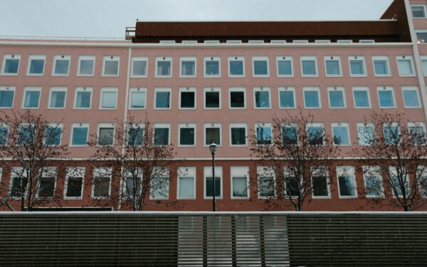 Energinį sertifikatą turintys daugiabučiai: kaip raidė nuo A iki G lemia sąskaitas, nuomos kainą ir turto vertę