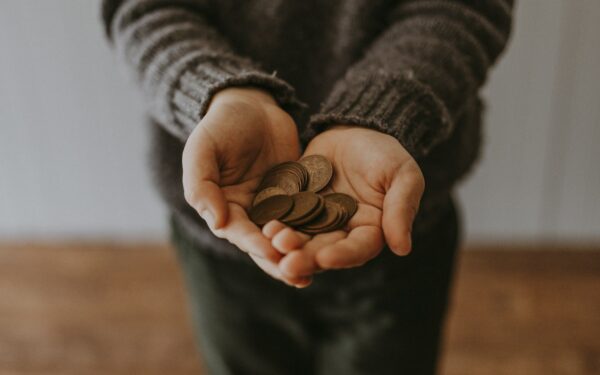 Finansinis raštingumas vaikams ir paaugliams: kaip praktiškai mokyti pinigų vertės namuose