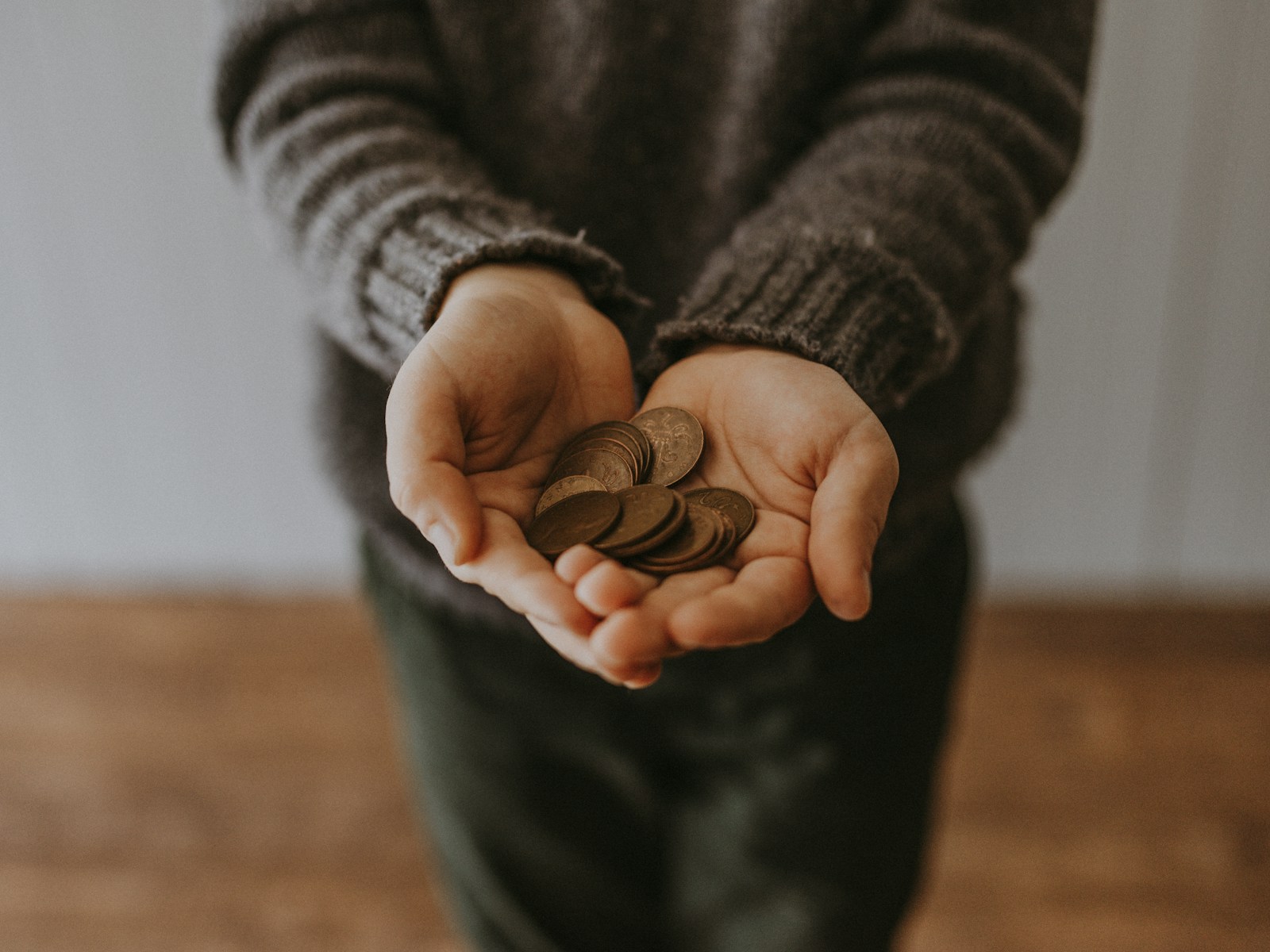 Finansinis raštingumas vaikams ir paaugliams: kaip praktiškai mokyti pinigų vertės namuose