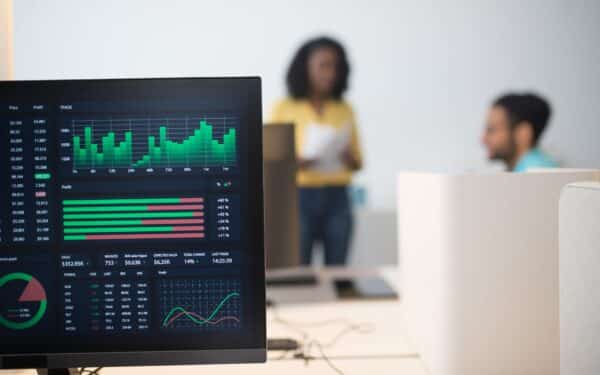 Finansų komandos ir dirbtinis intelektas: kaip neperdegti automatizuojant apskaitą ir ataskaitas