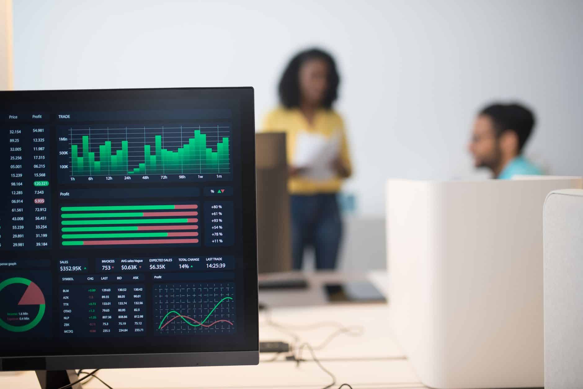 Finansų komandos ir dirbtinis intelektas: kaip neperdegti automatizuojant apskaitą ir ataskaitas