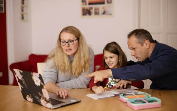 Finansų planavimas vaikui nuo pirmos dienos: kaip protingai tvarkyti išmokas ir ruošti dirvą savarankiškam gyvenimui