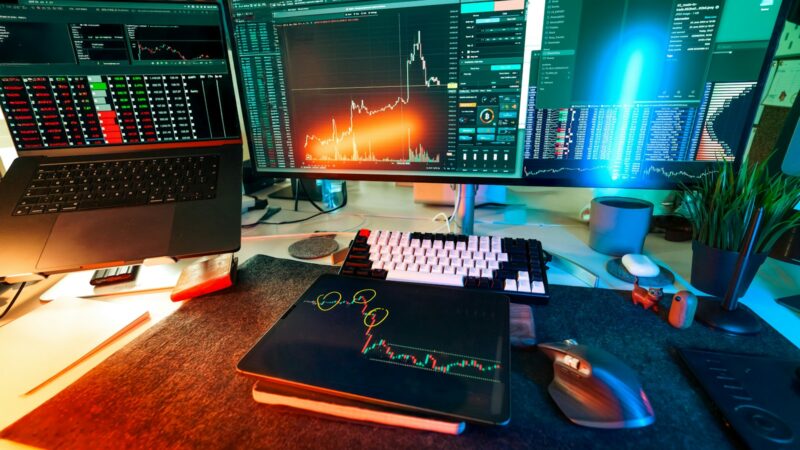 Finansų technologijų bendrovės atsitraukia nuo agresyvaus augimo: kaip keičiasi strategija ir ko tikėtis darbuotojams