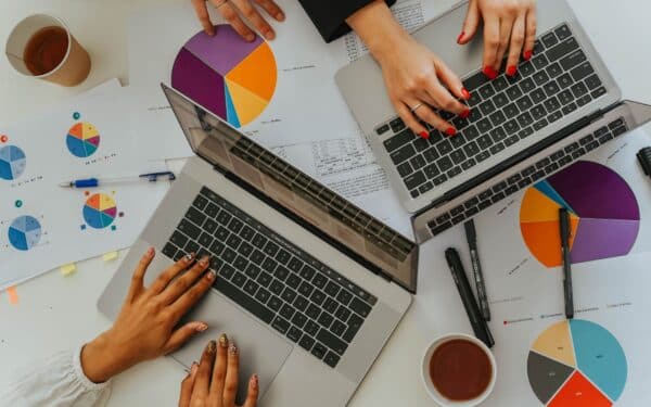 Fintech įmonės atranda B2B paslaugas: kaip pasikeitusi strategija veikia pajamas, darbuotojus ir klientus