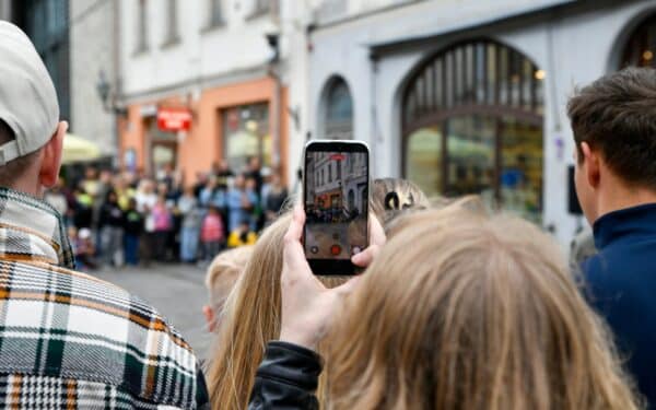 Fotografija vaikščiojant pėsčiomis: kaip pasitelkti telefoną ir atrasti naują laisvalaikio pomėgį