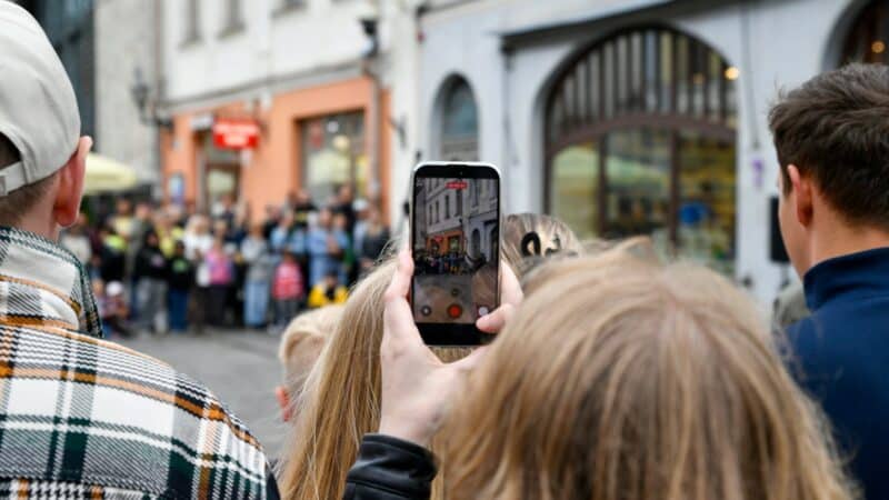Fotografija vaikščiojant pėsčiomis: kaip pasitelkti telefoną ir atrasti naują laisvalaikio pomėgį