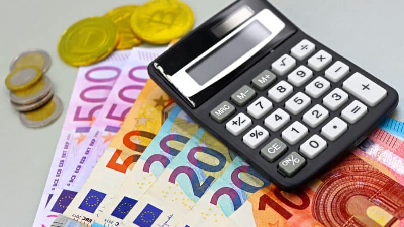 Indėliai, einamosios sąskaitos ar valstybės obligacijos: kur laikyti pinigus, kai palūkanos nuolat kinta