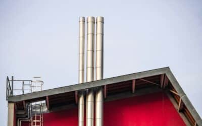 Kaip biokuras tyliai pertvarko šildymo sektorių: ką turi žinoti daugiabučių gyventojai ir savivaldybės