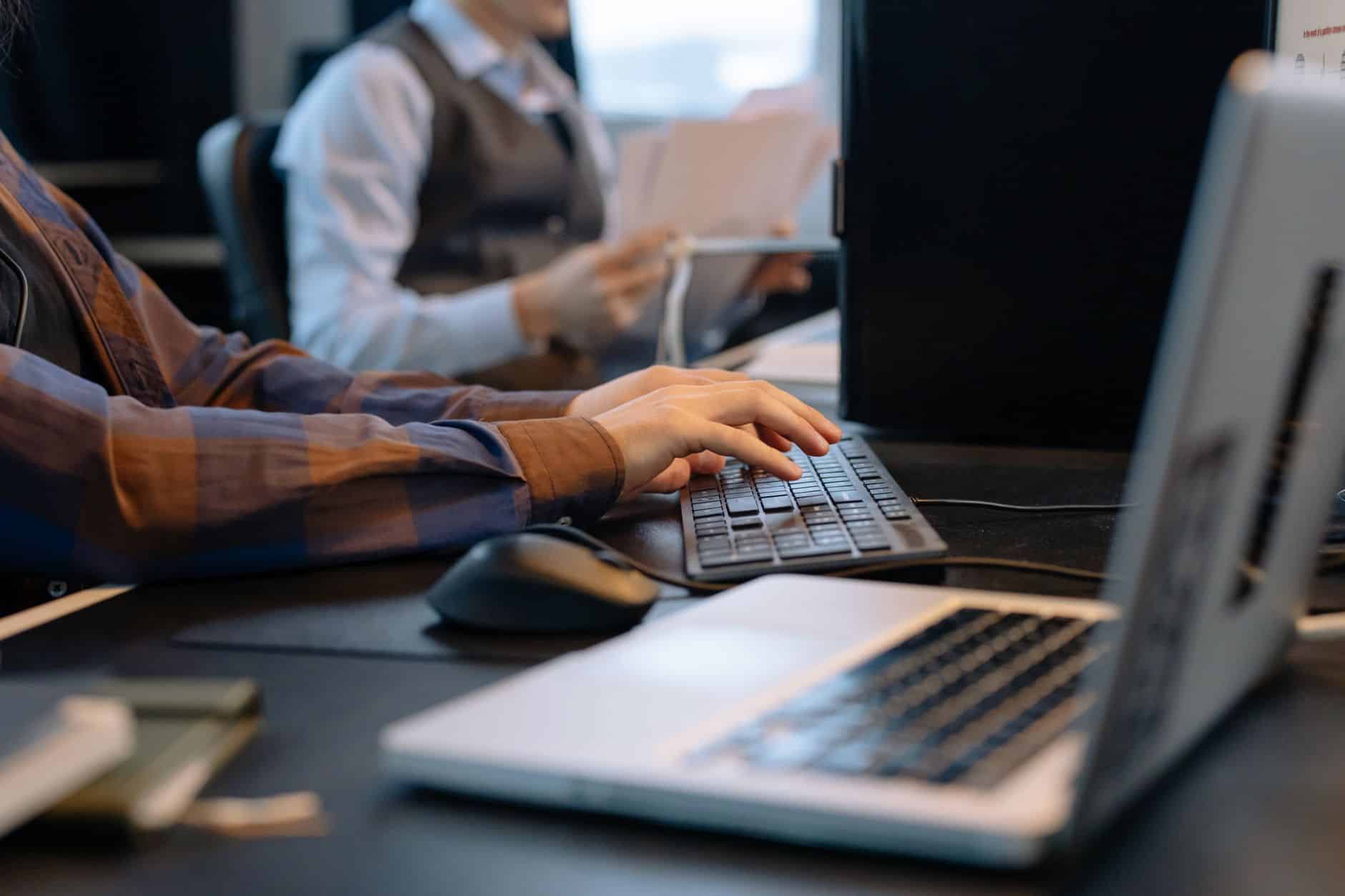 Kaip darbuotojams išlikti reikalingiems, kai biuruose daugėja robotų ir DI: realūs žingsniai jau dabar
