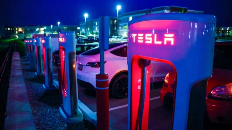 Kaip degalinės tampa energetikos žaidėjais: naujos strategijos nuo elektromobilių iki kavos puodelio