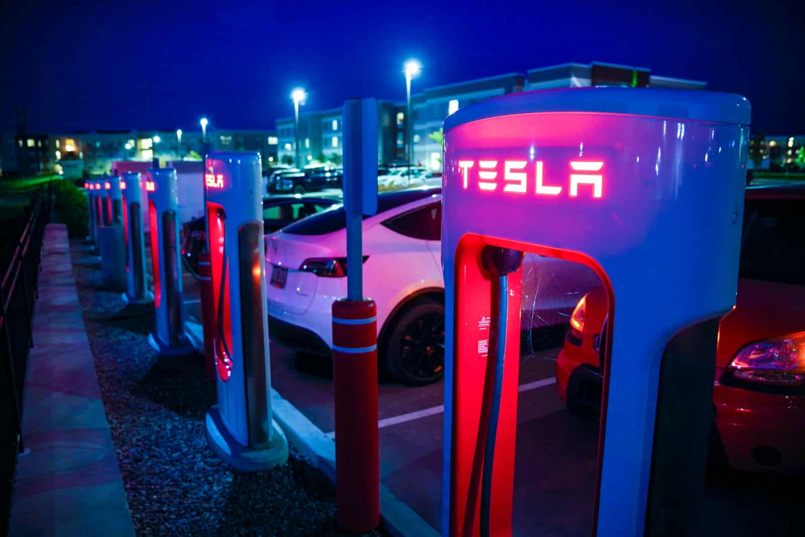 Kaip degalinės tampa energetikos žaidėjais: naujos strategijos nuo elektromobilių iki kavos puodelio