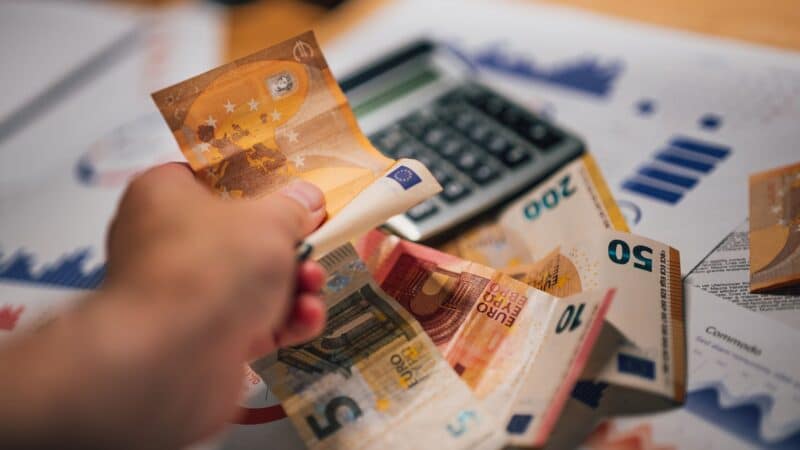Kaip keičiasi atlyginimai ir kainos: ką gyventojams reiškia atlygio augimas greičiau nei infliacija