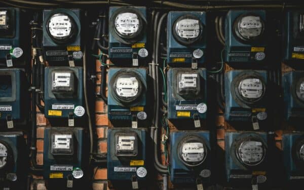 Kaip kintamos elektros kainos keičia verslo planus: nuo gamybos grafiko iki investicijų į technologijas