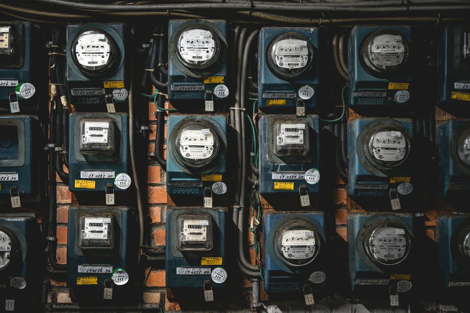 Kaip kintamos elektros kainos keičia verslo planus: nuo gamybos grafiko iki investicijų į technologijas