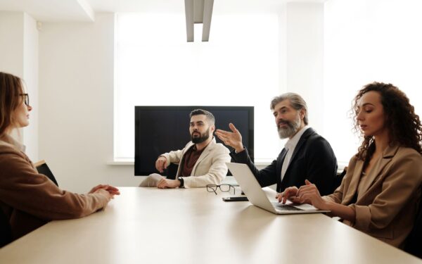 Kaip lietuviški startuoliai pradeda bendradarbiavimą su korporacijomis: nuo pirmo kontakto iki realios sutarties