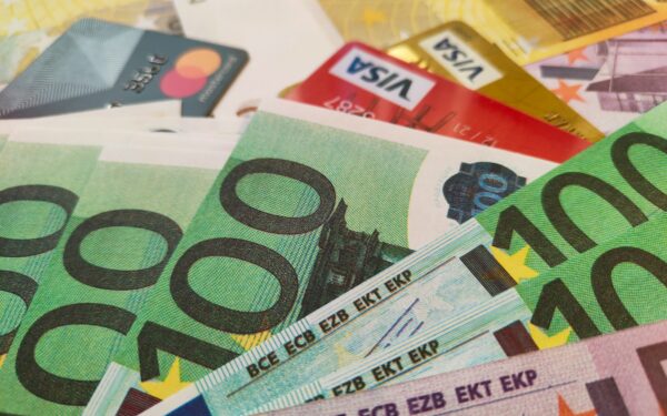 Kaip palyginti bankų paslaugų paketus ir sąskaitų mokesčius: į ką atkreipti dėmesį kasdieniams atsiskaitymams