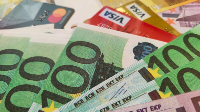 Kaip palyginti bankų paslaugų paketus ir sąskaitų mokesčius: į ką atkreipti dėmesį kasdieniams atsiskaitymams