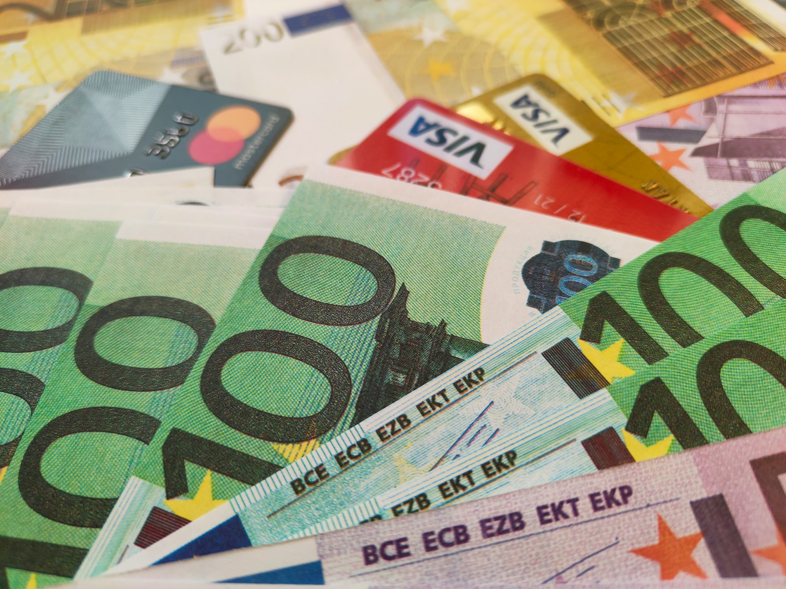 Kaip palyginti bankų paslaugų paketus ir sąskaitų mokesčius: į ką atkreipti dėmesį kasdieniams atsiskaitymams