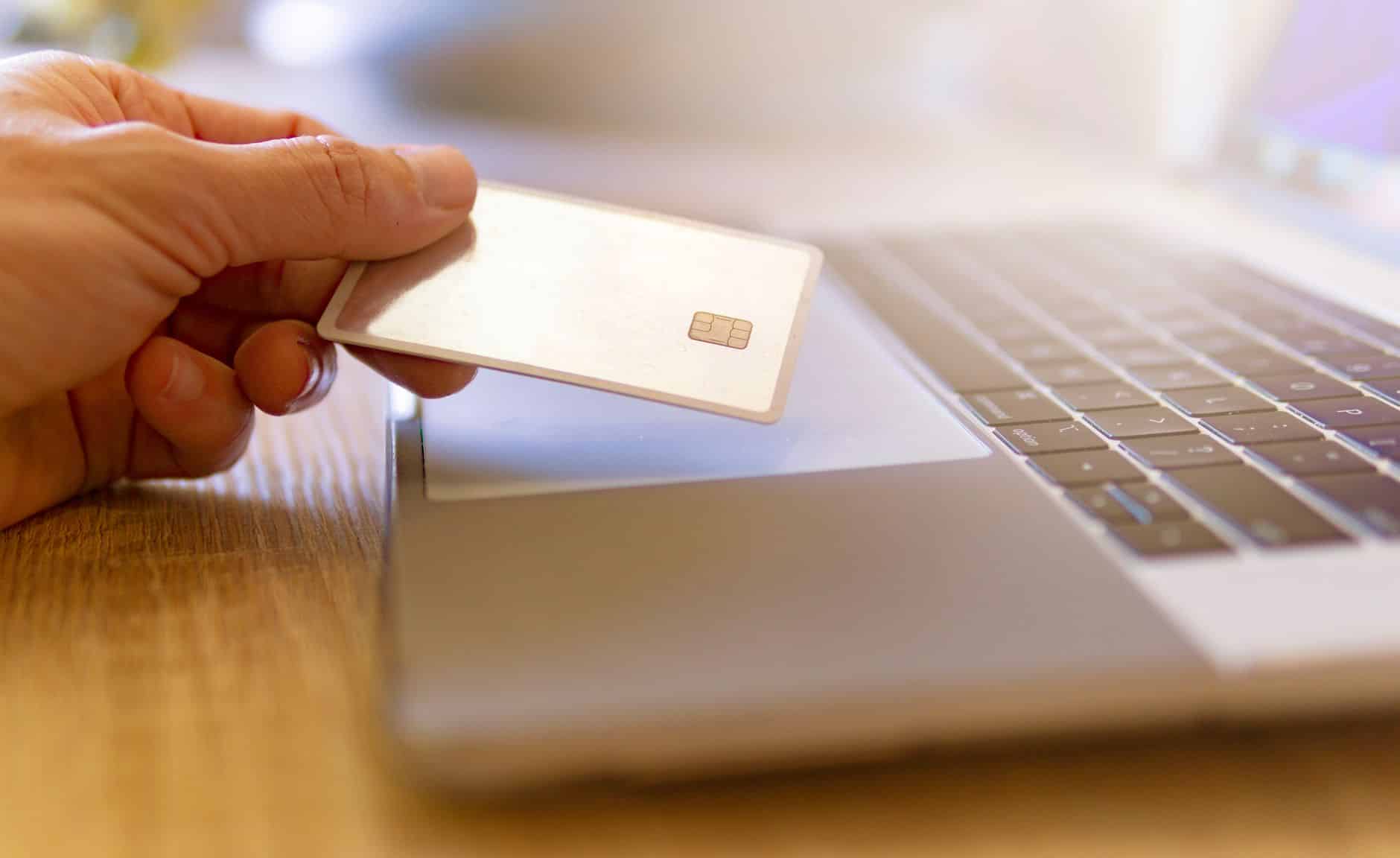 Kaip saugiai atsiskaityti internete nepermokant: praktiniai patarimai banko kortelėms, „PayPal“ ir kitoms priemonėms