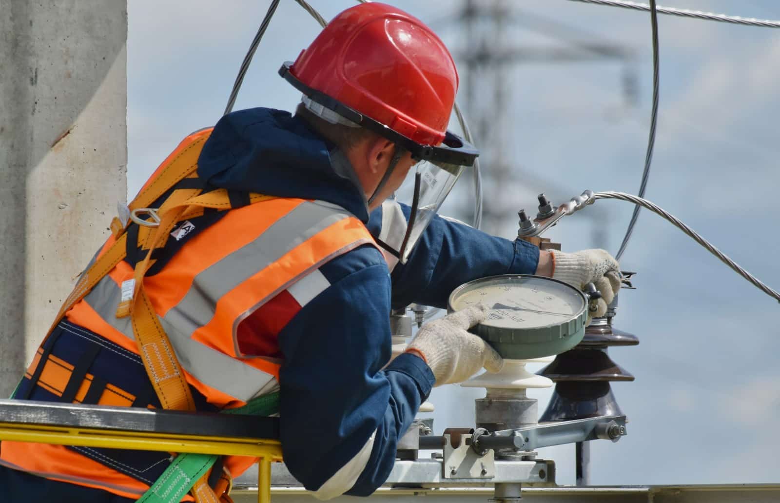 Kaip transformuojami elektros tinklai: nauji kabeliai, skaitikliai ir kodėl už tai galiausiai mokėsime mes