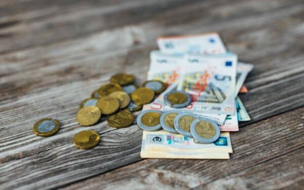 Kasdienė sąskaita, terminuotas indėlis ar investavimas: kaip išskaidyti santaupas skirtingiems laikotarpiams