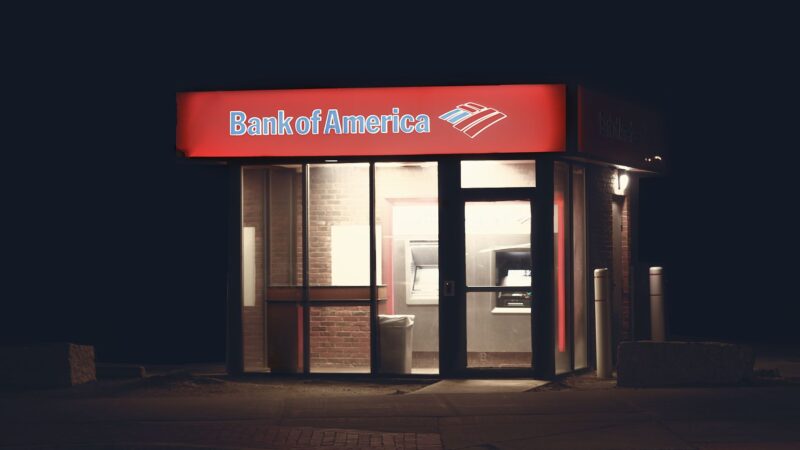 Kodėl bankų paslaugų kainoraščiai tokie skirtingi: kaip paprastam klientui suprasti realią paslaugų kainą