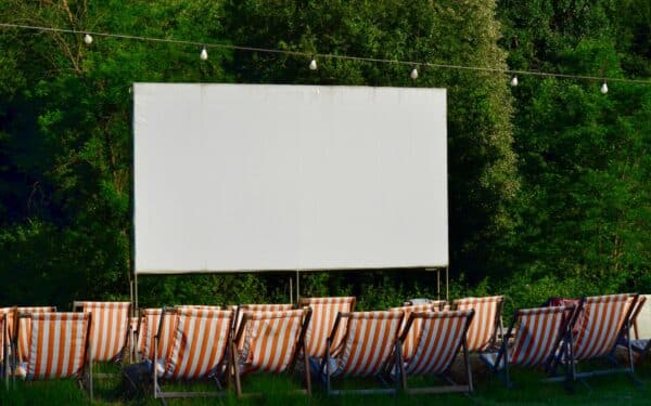 Lietuviškas kinas po atviru dangumi: kaip išsirinkti vasaros kino seansą ir juo iš tiesų pasimėgauti