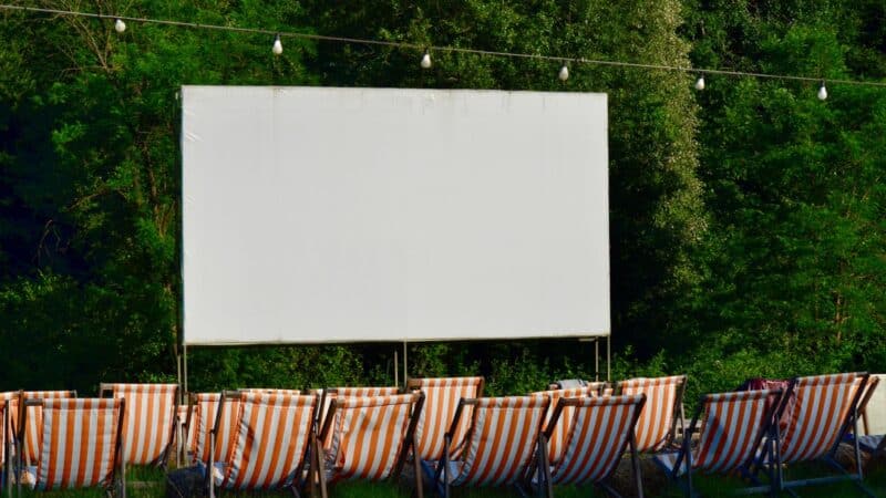 Lietuviškas kinas po atviru dangumi: kaip išsirinkti vasaros kino seansą ir juo iš tiesų pasimėgauti