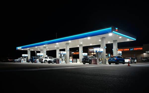 Lietuvos degalinių tinklus keičia elektromobilių įkrovimo stotelės: kas laukia vairuotojų ir verslų