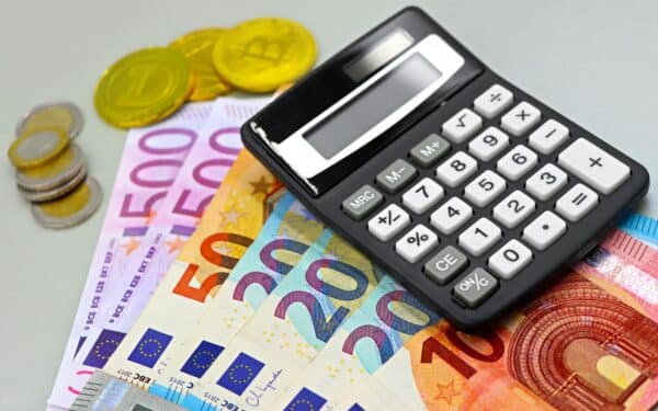 Lietuvos gyventojų perkamoji galia spaudžiama iš dviejų pusių: kaip prisitaikyti prie kainų ir algų neatitikimo