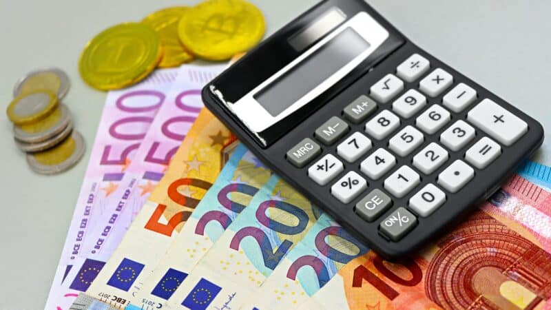 Lietuvos gyventojų perkamoji galia spaudžiama iš dviejų pusių: kaip prisitaikyti prie kainų ir algų neatitikimo