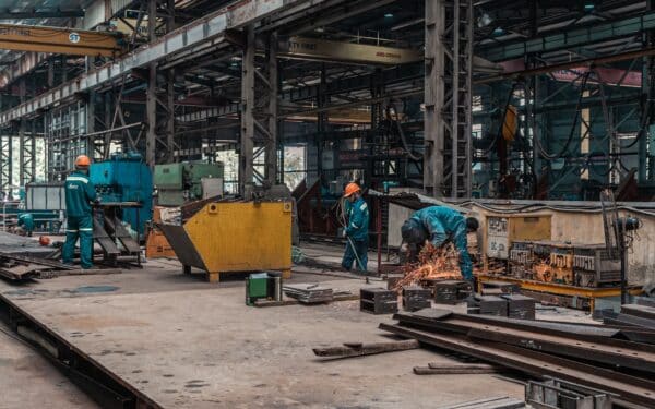 Lietuvos metalų apdirbimo bendrovės investuoja į robotiką: kas laukia gamybos ir darbuotojų