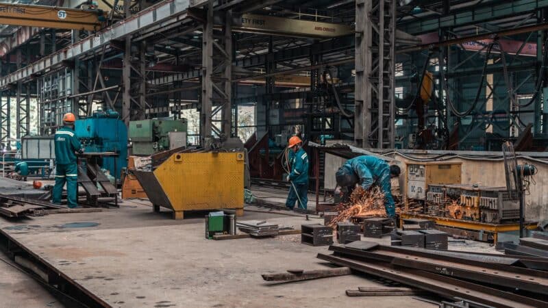 Lietuvos metalų apdirbimo bendrovės investuoja į robotiką: kas laukia gamybos ir darbuotojų