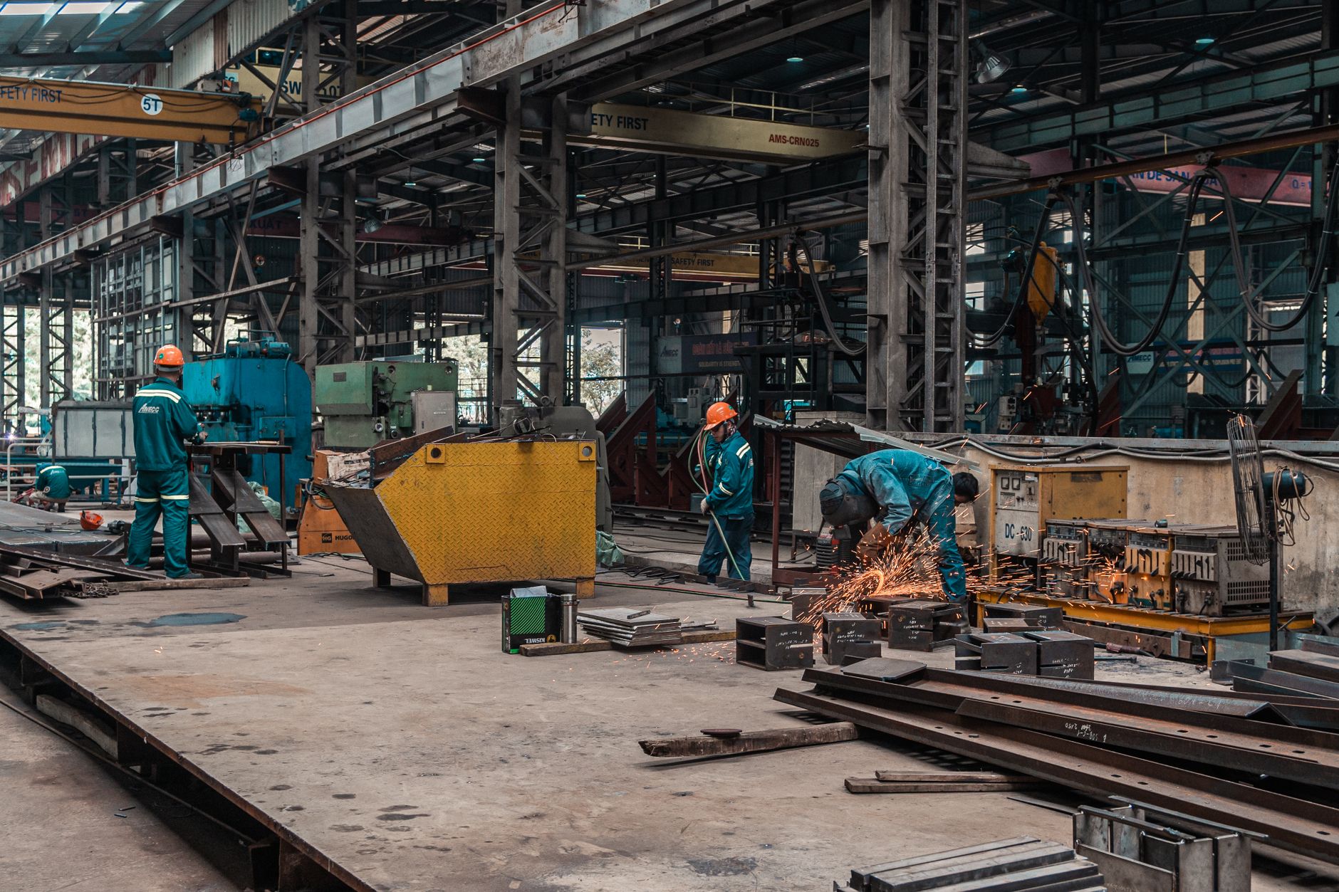 Lietuvos metalų apdirbimo bendrovės investuoja į robotiką: kas laukia gamybos ir darbuotojų