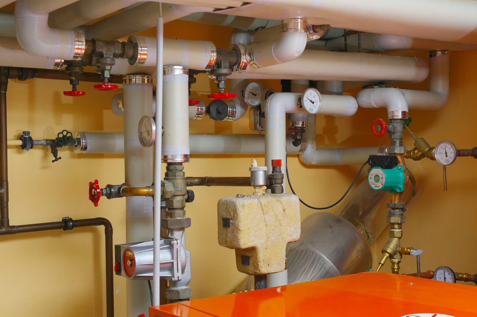 Mažai pašnekama apie karštą vandenį: kaip cirkuliaciniai siurbliai ir izoliacija tyliai ryja energiją