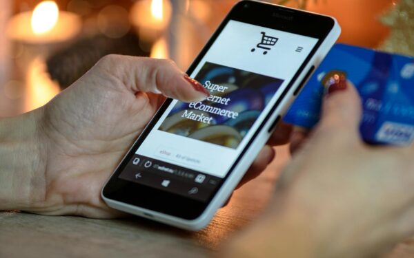 Mobilioji bankininkystė kasdien: ką verta įjungti telefone, kad pinigus valdytumėte saugiau ir patogiau