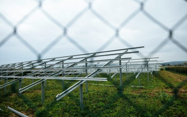 Saulės elektrinių parkai be rūpesčių: kaip veikia nuotolinė gamyba ir ką prieš pasirenkant turi žinoti vartotojai