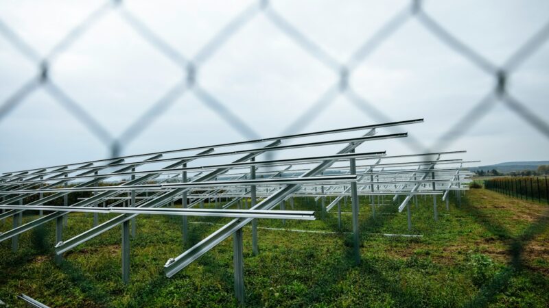 Saulės elektrinių parkai be rūpesčių: kaip veikia nuotolinė gamyba ir ką prieš pasirenkant turi žinoti vartotojai