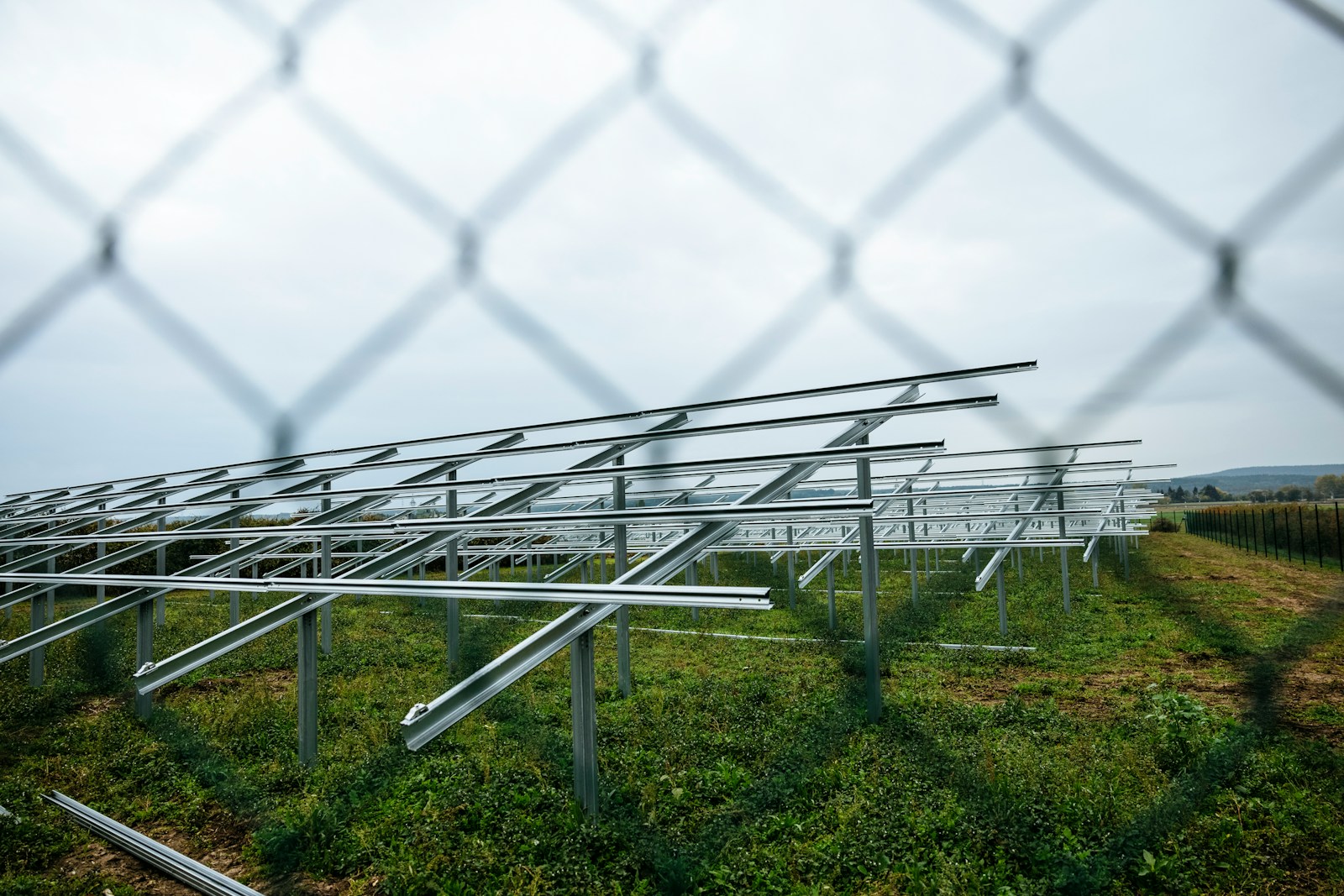 Saulės elektrinių parkai be rūpesčių: kaip veikia nuotolinė gamyba ir ką prieš pasirenkant turi žinoti vartotojai
