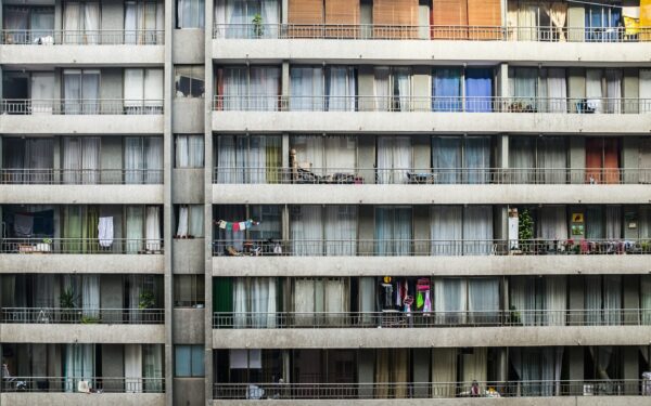 Senos statybos daugiabučių balkonai ir lodžijos: kada pakanka remonto, o kada būtina rekonstrukcija