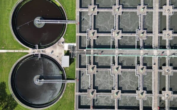 Vandens išteklių energija miestams ir verslui: kaip nuotekos tampa nauju šilumos ir vėsos šaltiniu