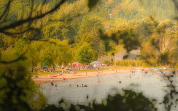 Vasariški pasiplaukiojimai ežeruose ir upėse: kaip išnaudoti vandens pramogas saugiai ir be chaoso