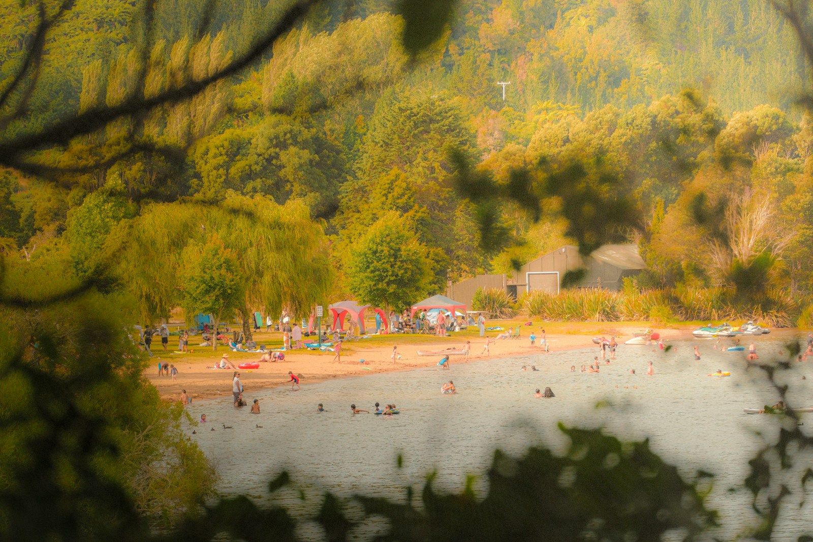 Vasariški pasiplaukiojimai ežeruose ir upėse: kaip išnaudoti vandens pramogas saugiai ir be chaoso