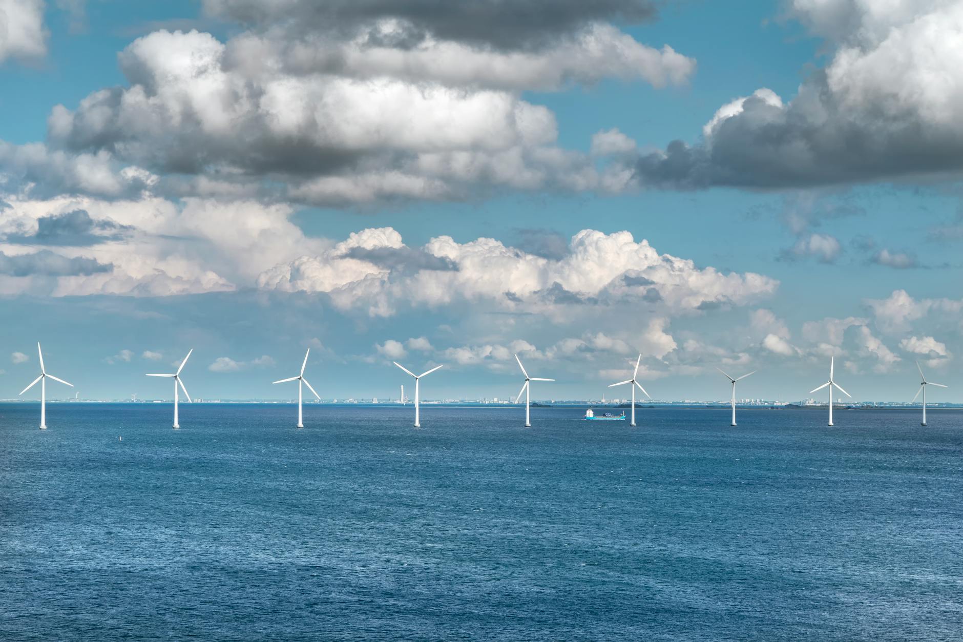 Vėjo jėgainių parkai persitvarko: kaip pasikeitusios rinkos sąlygos verčia energetikos įmones ieškoti naujų pajamų