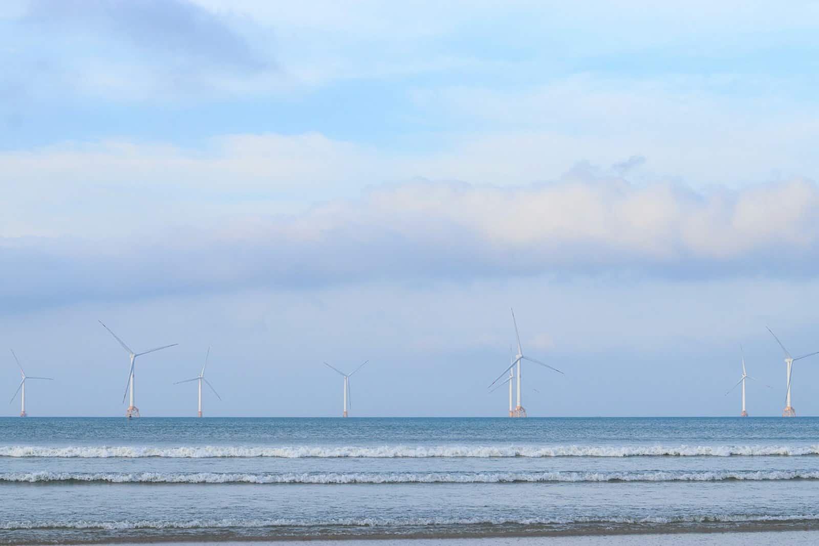 Vėjo parkų plėtra prie kranto: kaip nauji projektai keičia energetikos įmonių planus ir kainų perspektyvą