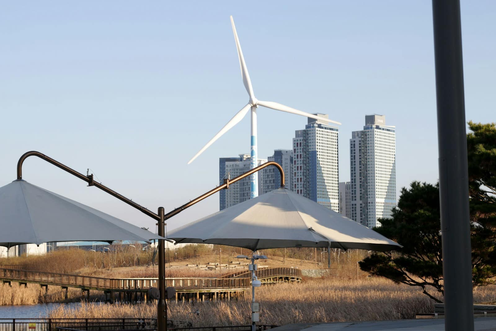 Atsinaujinantys mikrotinklai miestų rajonuose: kaip vietinės energijos bendruomenės keičia sąskaitas ir saugumą