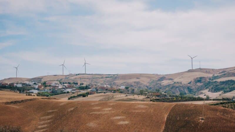 Bendruomeninės vėjo elektrinės regionuose: kaip gyventojai gali tapti energijos gamintojais ir sumažinti rizikas