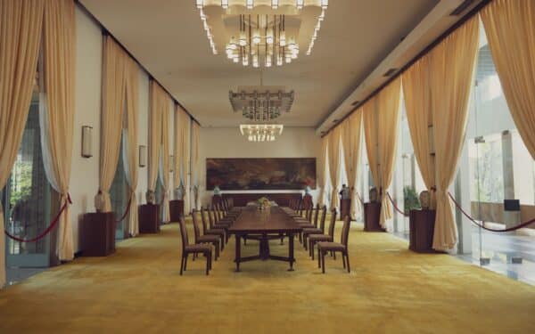 Diplomatų atšaukimas ir ambasadų uždarymas: kaip Lietuvos sprendimai užsienyje paliečia žmones ir verslą